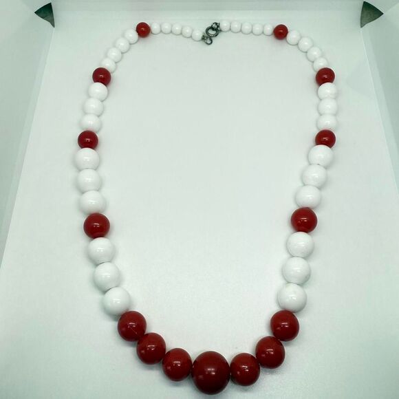 Vintage red and white plastic beaded necklace - Picture 2 of 3